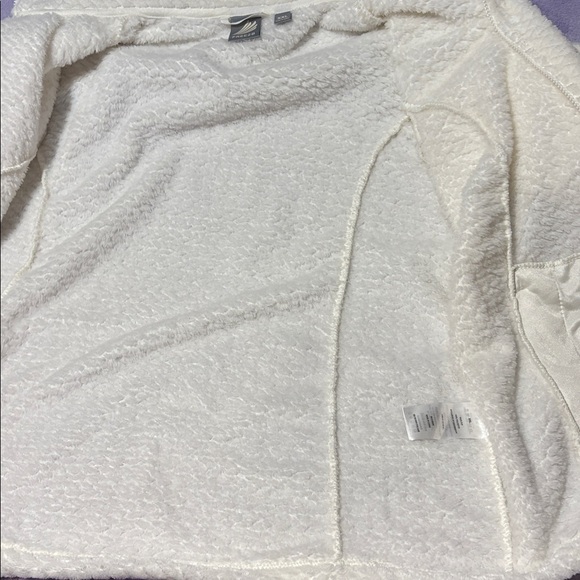 Cozy White Zip-Up Jacket - Picture 9 of 11